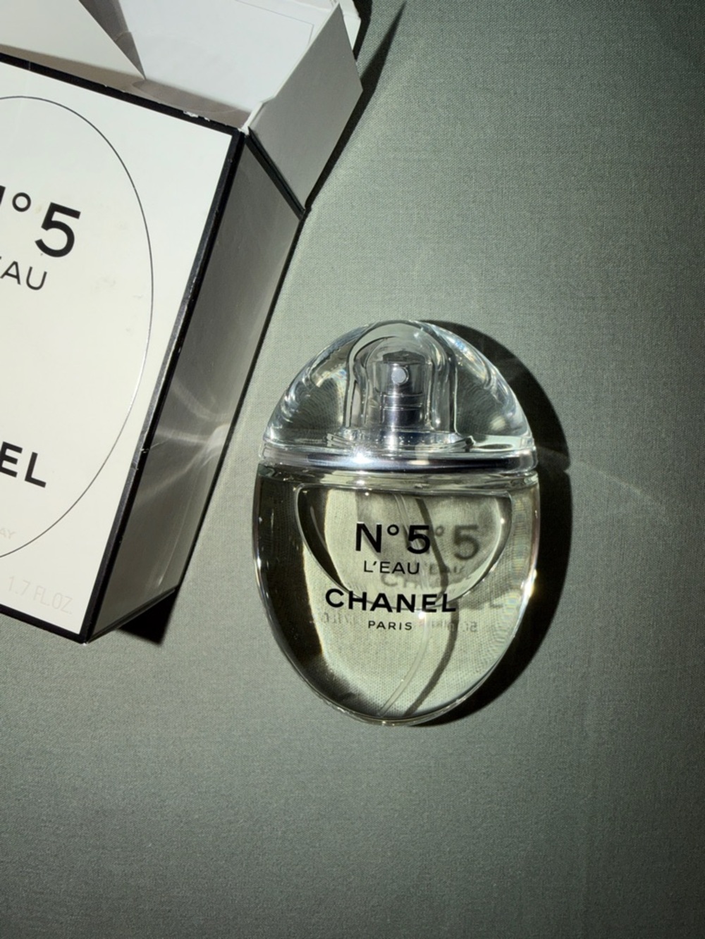 CHANEL N°5 L'EAU Bottle - Clear Glass with Pale Gold Liquid - Picture 4 of 5